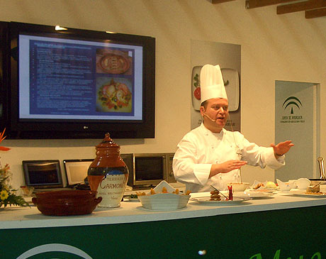 Chef Antonio Carmona grabando un video formativo en Hotel Restaurante Terraza Carmona en Vera, Almería Chef Antonio Carmona grabando un video formativo en Hotel Restaurante Terraza Carmona en Vera, Almería