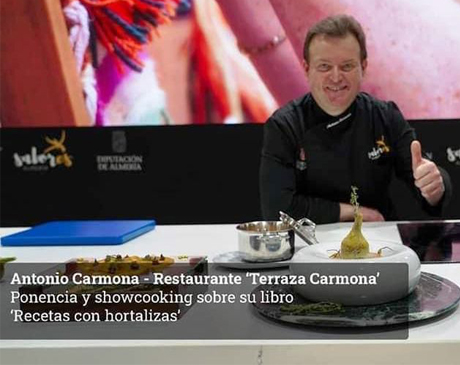 Chef Antonio Carmona preparando un plato en Hotel Restaurante Terraza Carmona en Vera, Almería Chef Antonio Carmona preparando un plato en Hotel Restaurante Terraza Carmona en Vera, Almería
