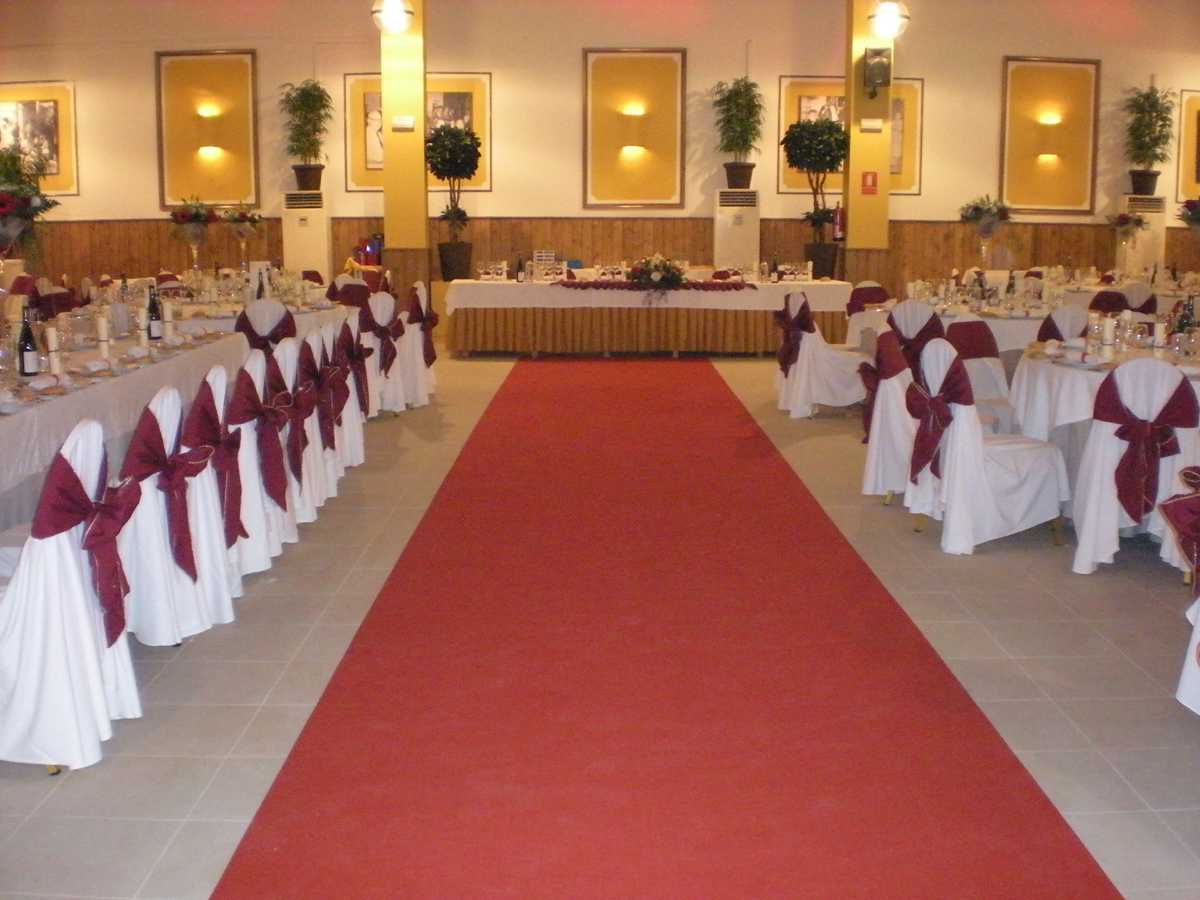 Alfombra y Mesa principal al fondo - Hotel Restaurante Terraza Carmona