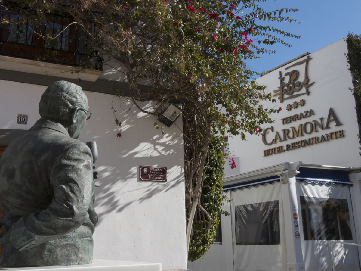 Estatua de Antonio Carmona y entrada del Hotel Restaurante Terraza Carmona