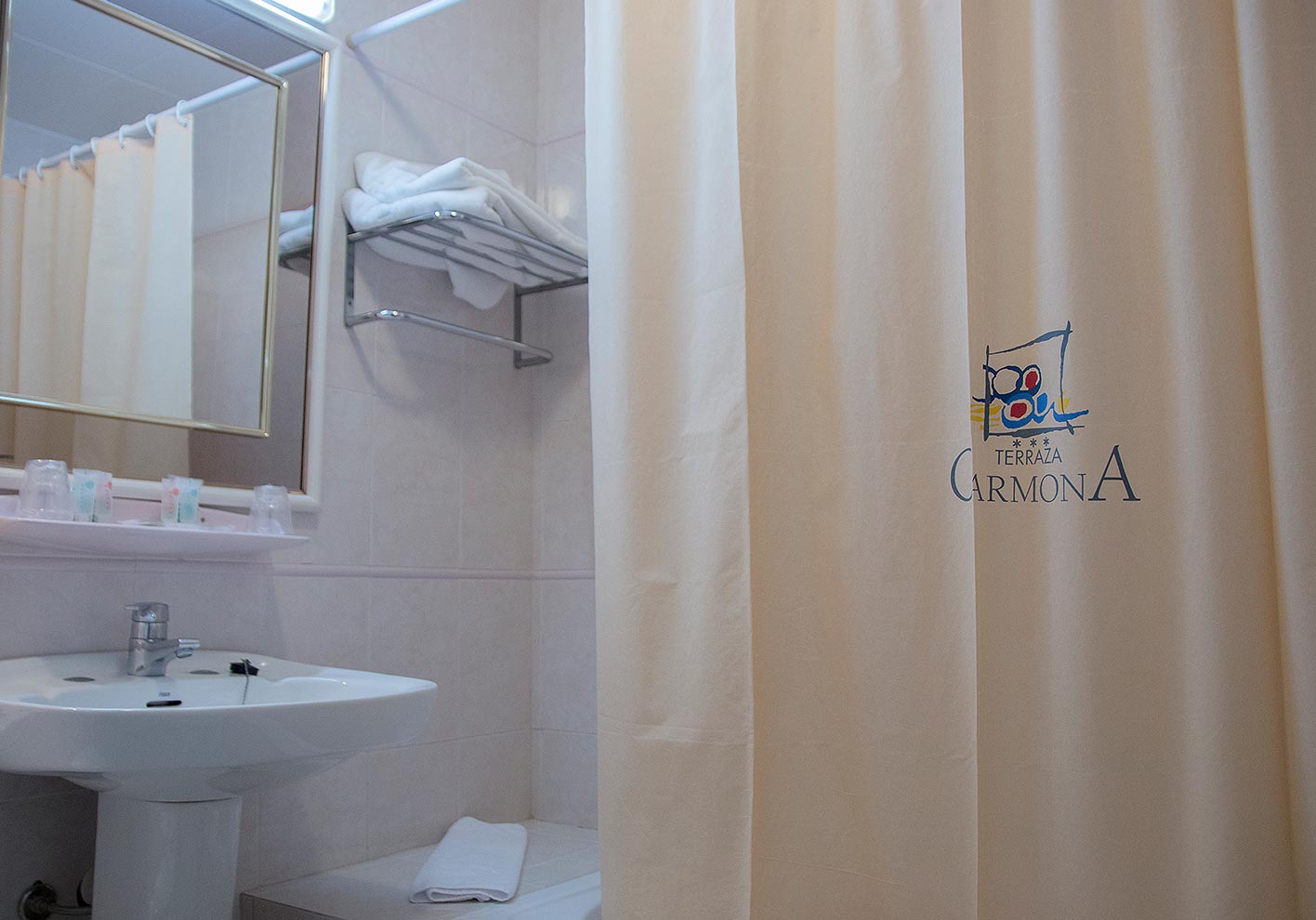 Washbasin and Shower of Hotel Terraza Carmona Restaurant in Vera, Almeria