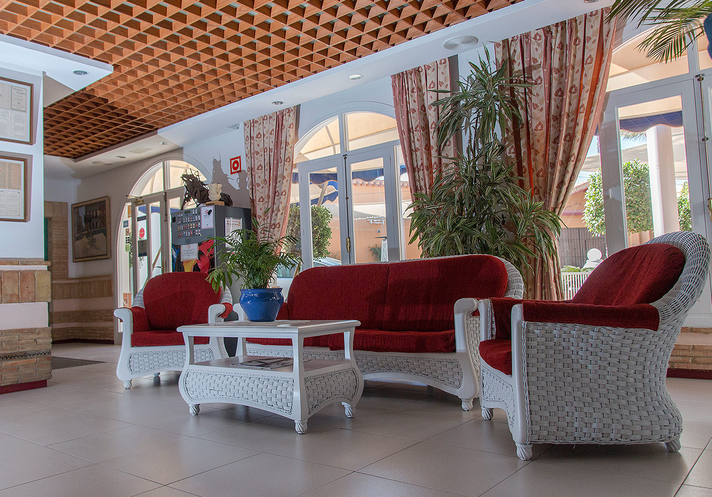 Sofá en la Entrada del Hotel Restaurante Terraza Carmona en Vera, Almería