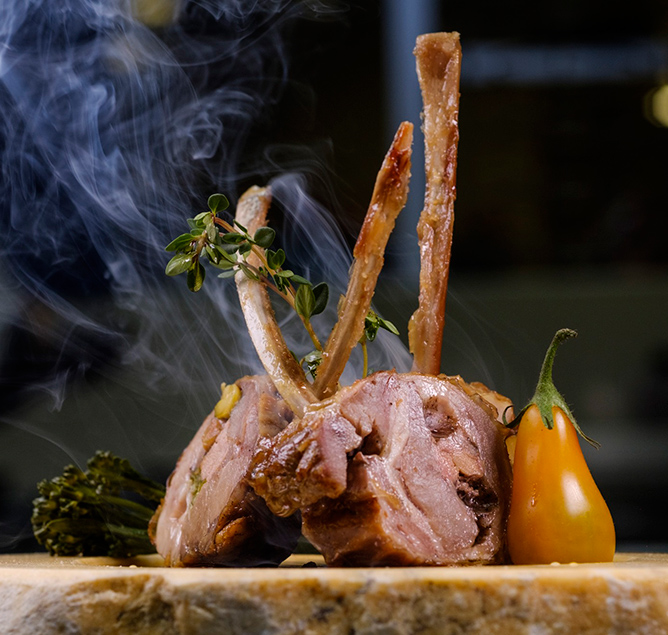 CHULETILLAS DE CABRITO DE LOS FILABRES CON SU HIGADO Y AJETES CONFITADAS EN A.O.V.E. CHULETILLAS DE CABRITO DE LOS FILABRES CON SU HIGADO Y AJETES CONFITADAS EN A.O.V.E.